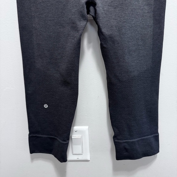 Lululemon Seamlessly Street Seamless Crop Legging Grey Black Size 6 - Picture 9 of 11